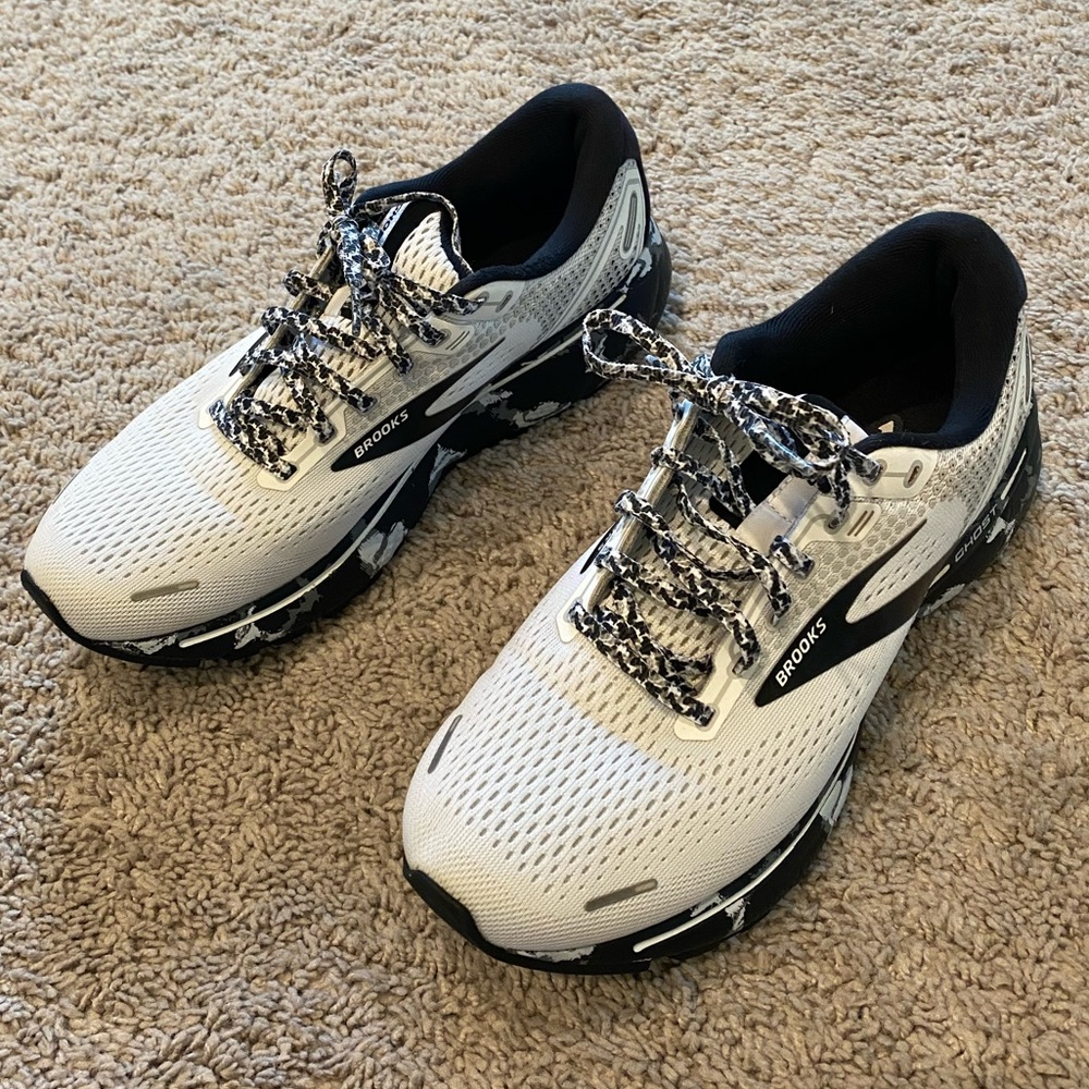 Women’s Brooks shoes size 10- ghost collection